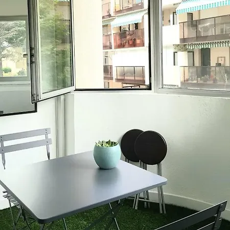 Cosy studio de 26m avec BALCON dans le centre! Appartement